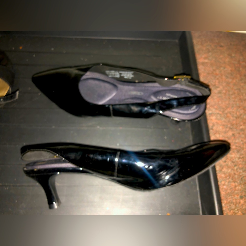 Black patent leather kitten heel sling back rockport sz 9 small scratch on toe